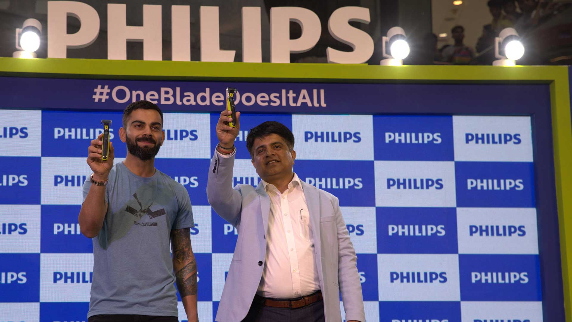 Download image (.jpg) Gulbahar Taurani, President, Personal Health, Philips Indian Subcontinent and Virat Kohli, Brand Ambassador, Philips Male Grooming at the launch of Philips OneBlade (opens in a new window)